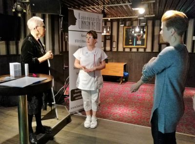 Ihanien Naisten Olohuoneella 9.11.2018 Emilia Klubilla Hämeenlinnassa. Valloittavat Raili Hulkkonen ja Heidi Kyrö kanssani odottamassa illan vieraita. 
